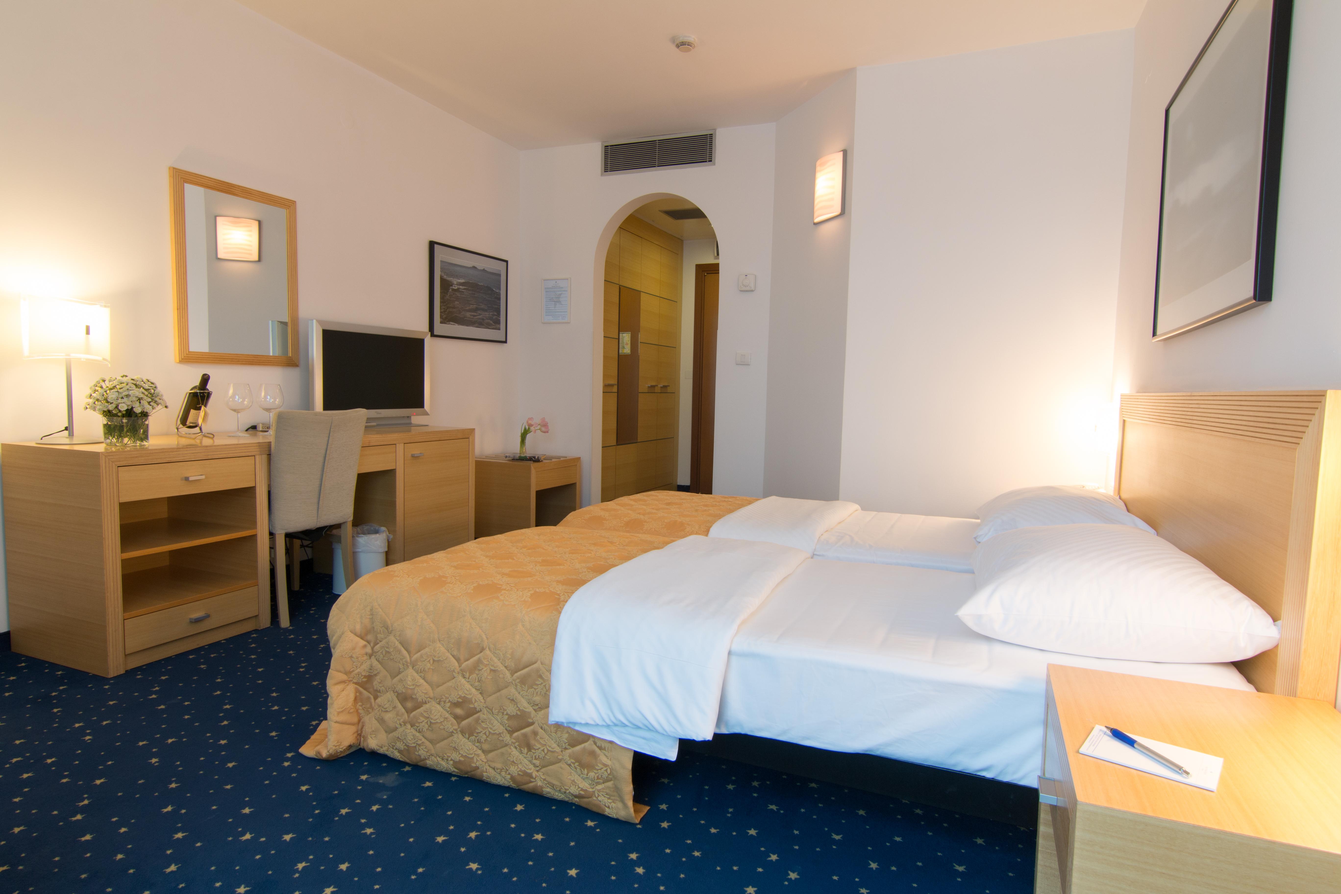 Hotel Blue Star Budva Bagian luar foto